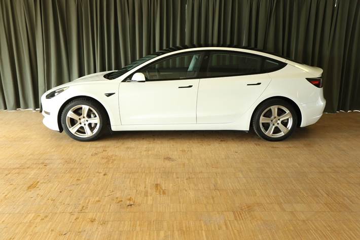 Grøn Tesla Model 3 fra 2022