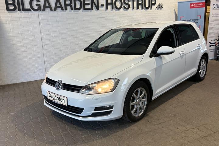 Hvid VW Golf VII fra 2014 set udefra