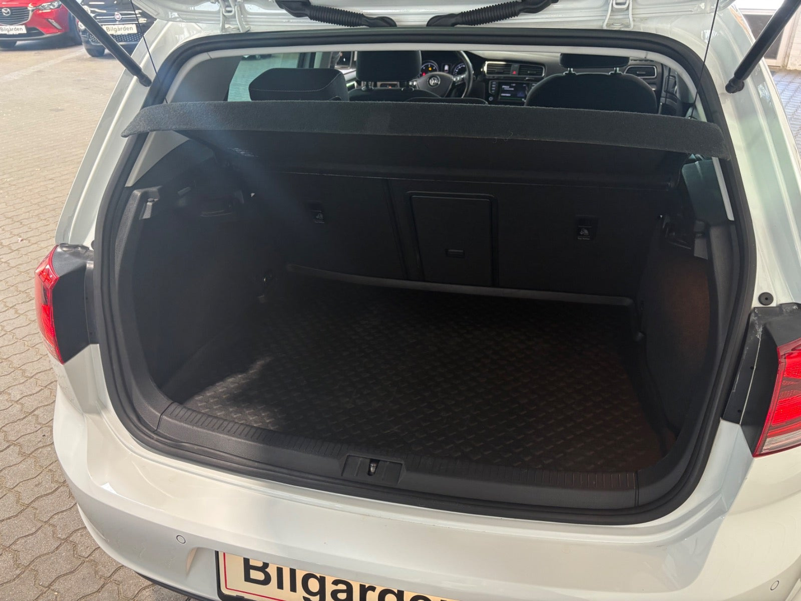 Hvid VW Golf VII fra 2014