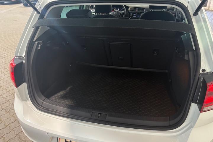 Hvid VW Golf VII fra 2014