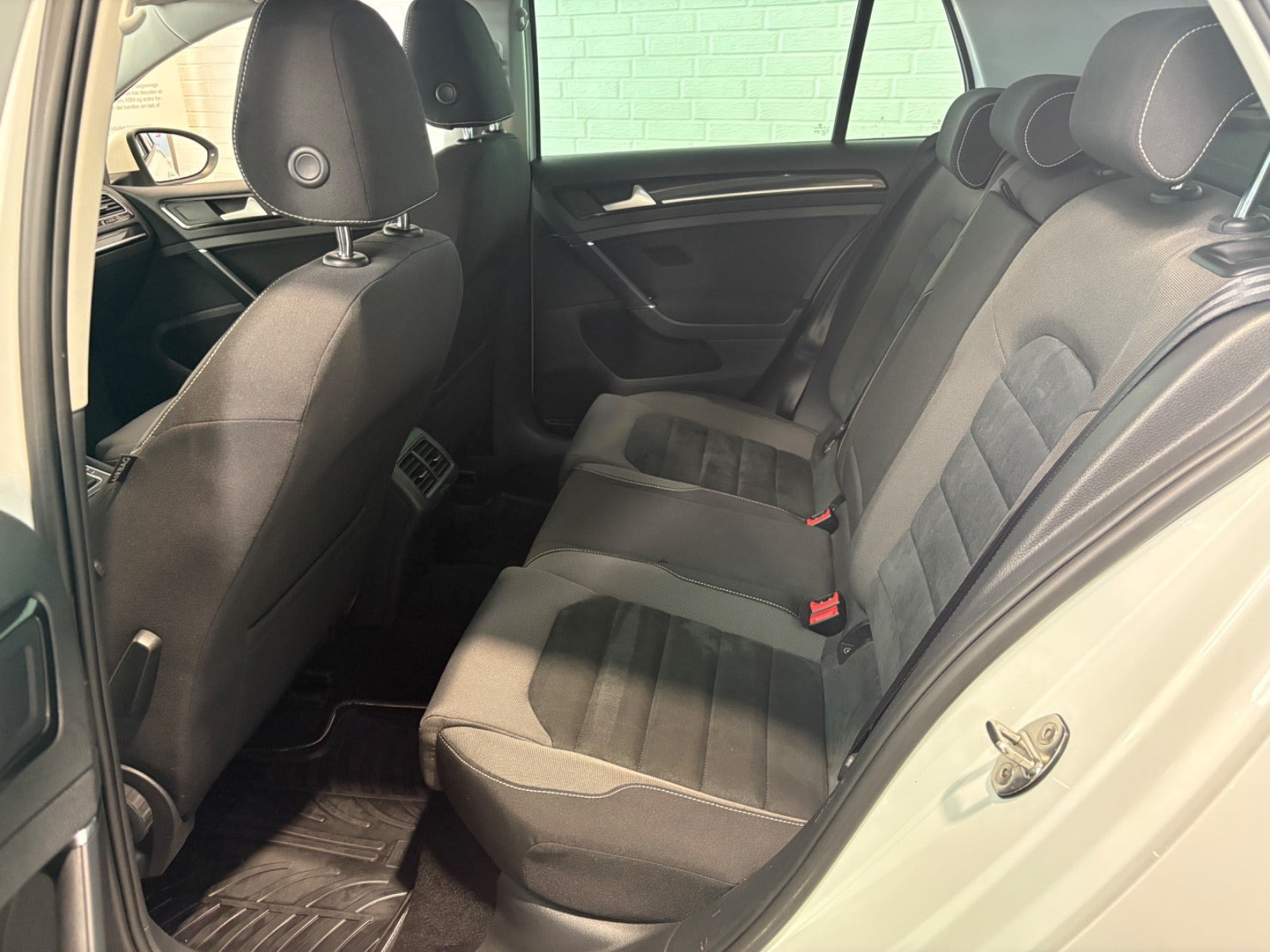Hvid VW Golf VII fra 2014