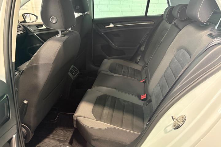 Hvid VW Golf VII fra 2014