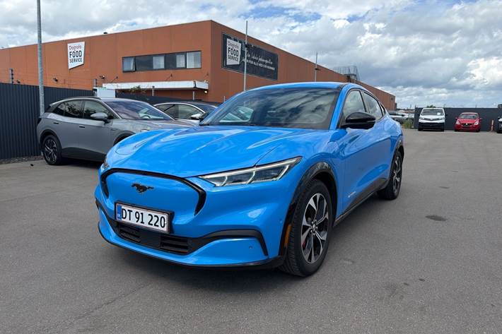 Blå Ford Mustang Mach-E fra 2022 set udefra