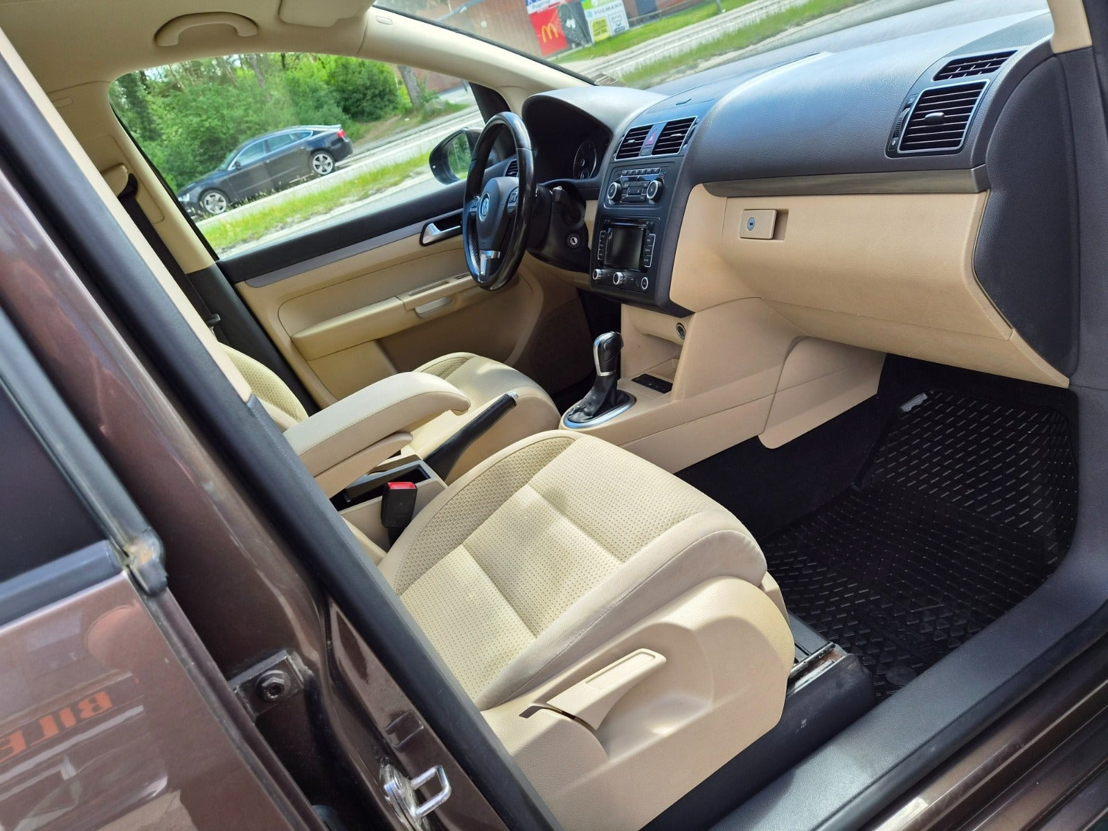 Brun VW Touran fra 2011