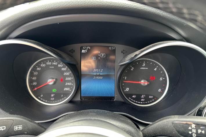 Grå Mercedes C220 d fra 2018