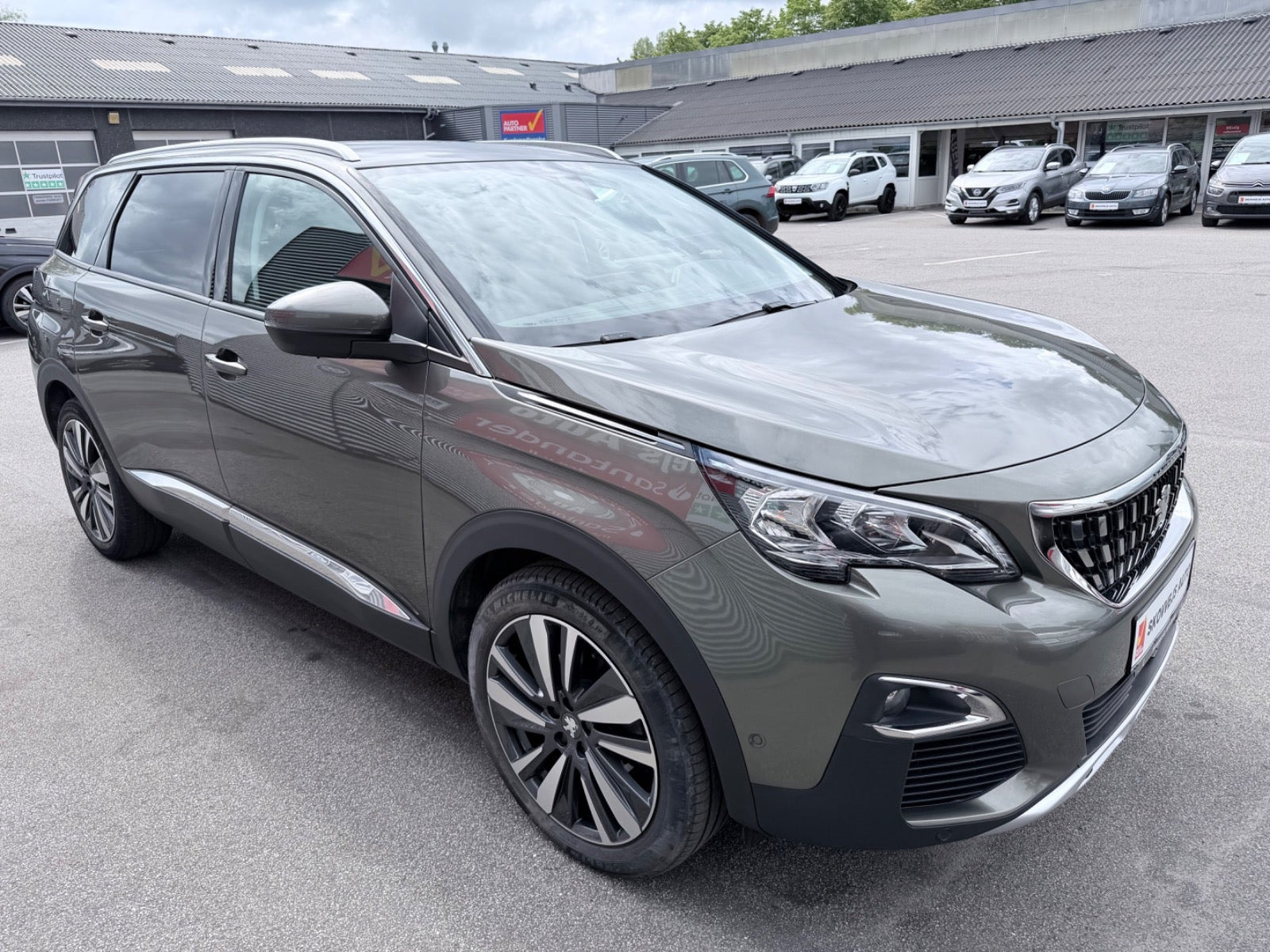 Grå Peugeot 5008 fra 2020