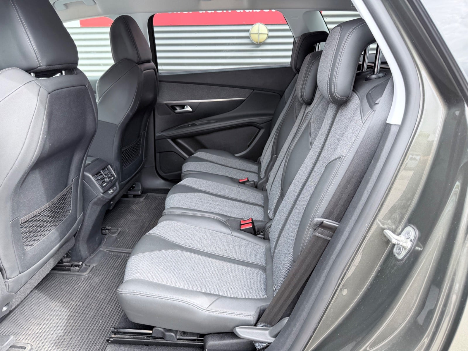 Grå Peugeot 5008 fra 2020