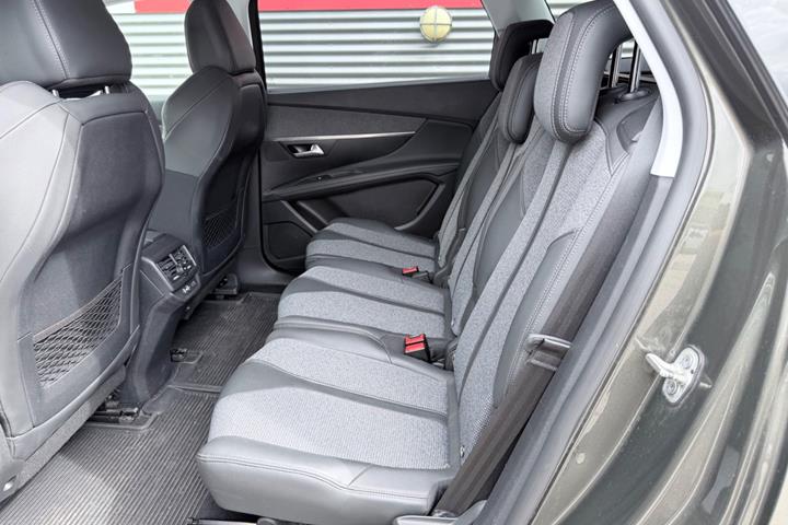 Grå Peugeot 5008 fra 2020