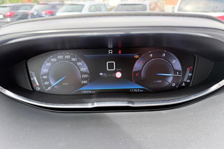 Grå Peugeot 5008 fra 2020