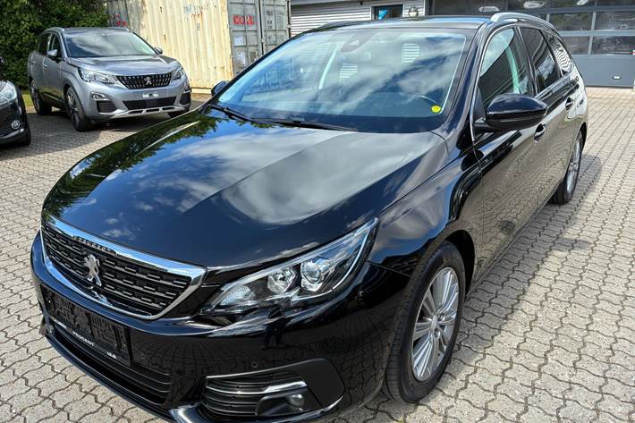 Sort Peugeot 308 fra 2018 set udefra