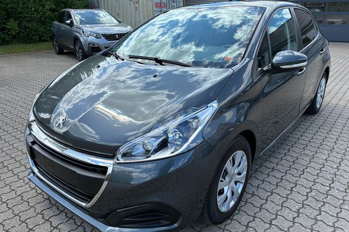 Grå Peugeot 208 fra 2017 set udefra