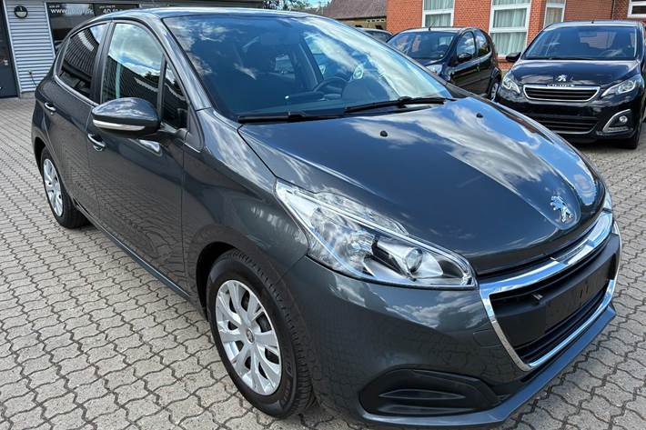 Grå Peugeot 208 fra 2017