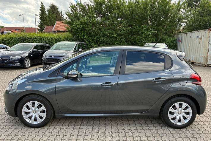 Grå Peugeot 208 fra 2017