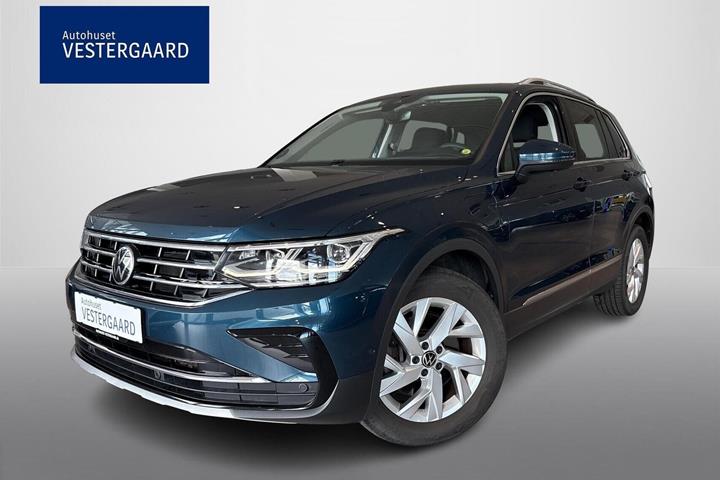 Blå VW Tiguan fra 2021 set udefra