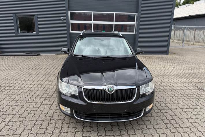 Sort Skoda Superb fra 2010