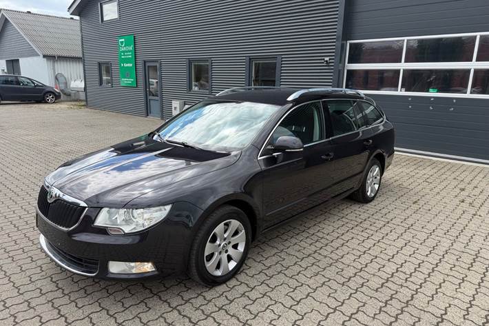 Sort Skoda Superb fra 2010