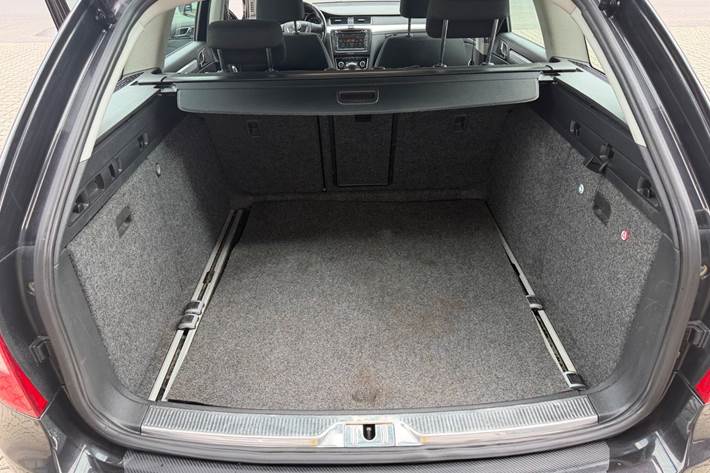 Sort Skoda Superb fra 2010