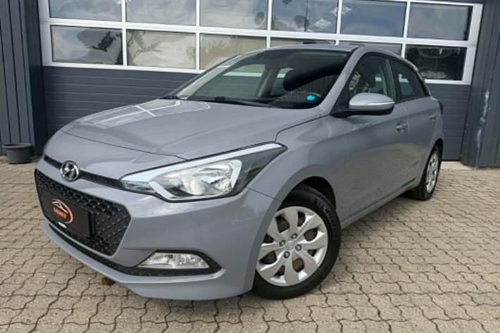 Grå Hyundai i20 fra 2016 set udefra