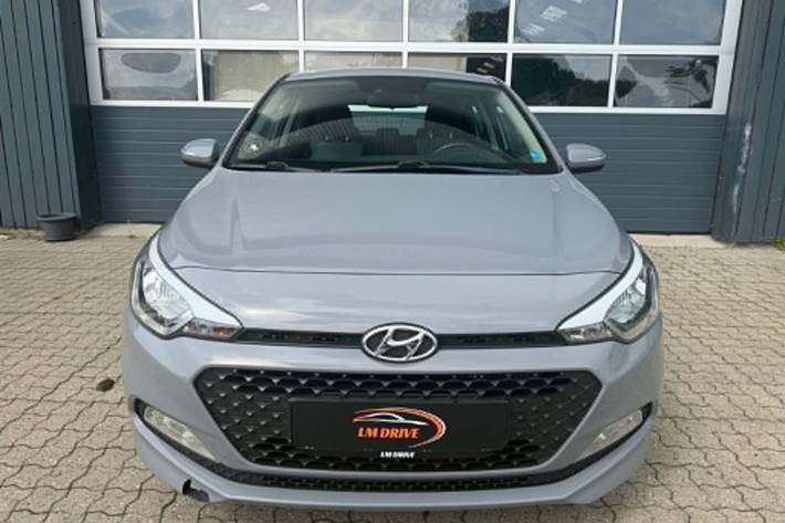Grå Hyundai i20 fra 2016