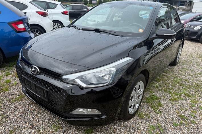 Sort Hyundai i20 fra 2017 set udefra