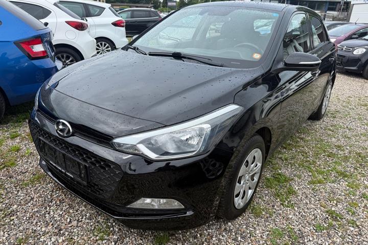 Sort Hyundai i20 fra 2017 set udefra