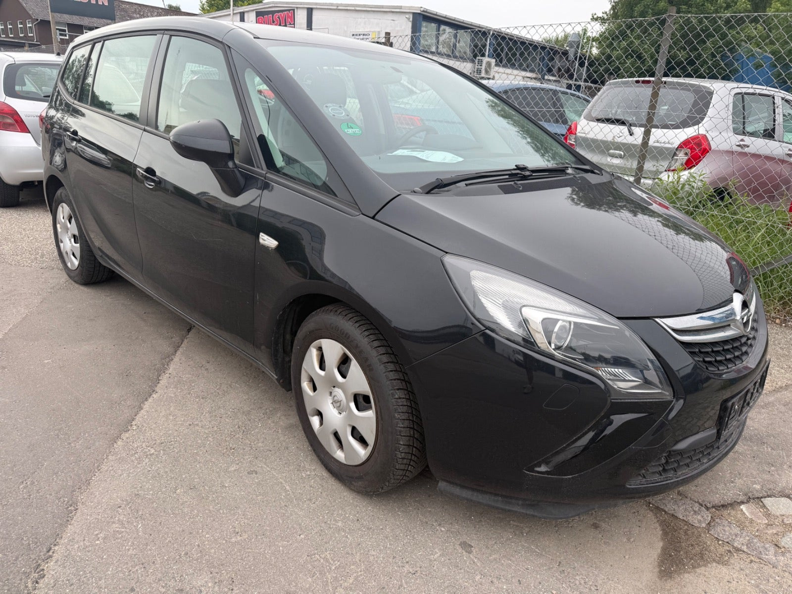Sort Opel Zafira fra 2015
