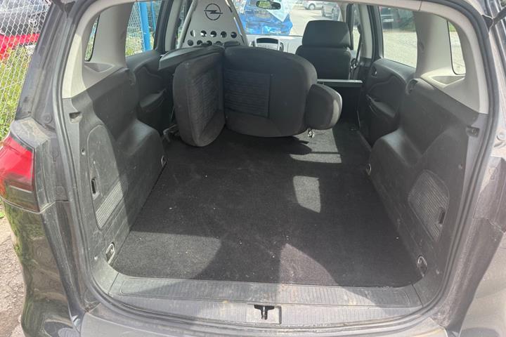 Sort Opel Zafira fra 2015