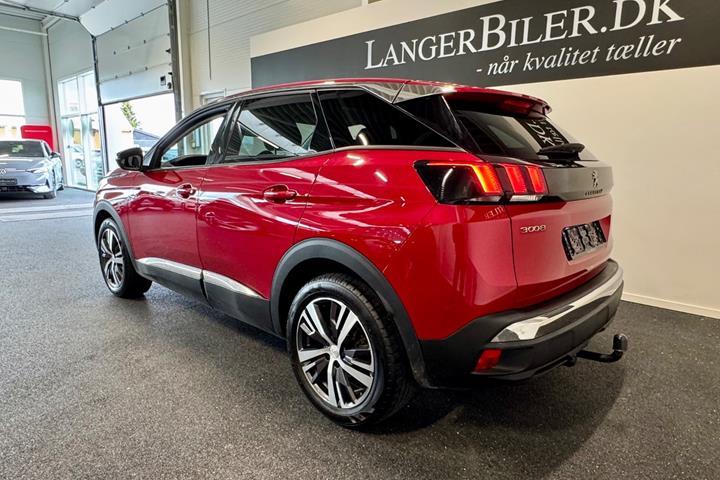 Rød Peugeot 3008 fra 2023
