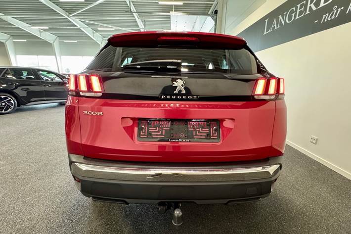 Rød Peugeot 3008 fra 2023