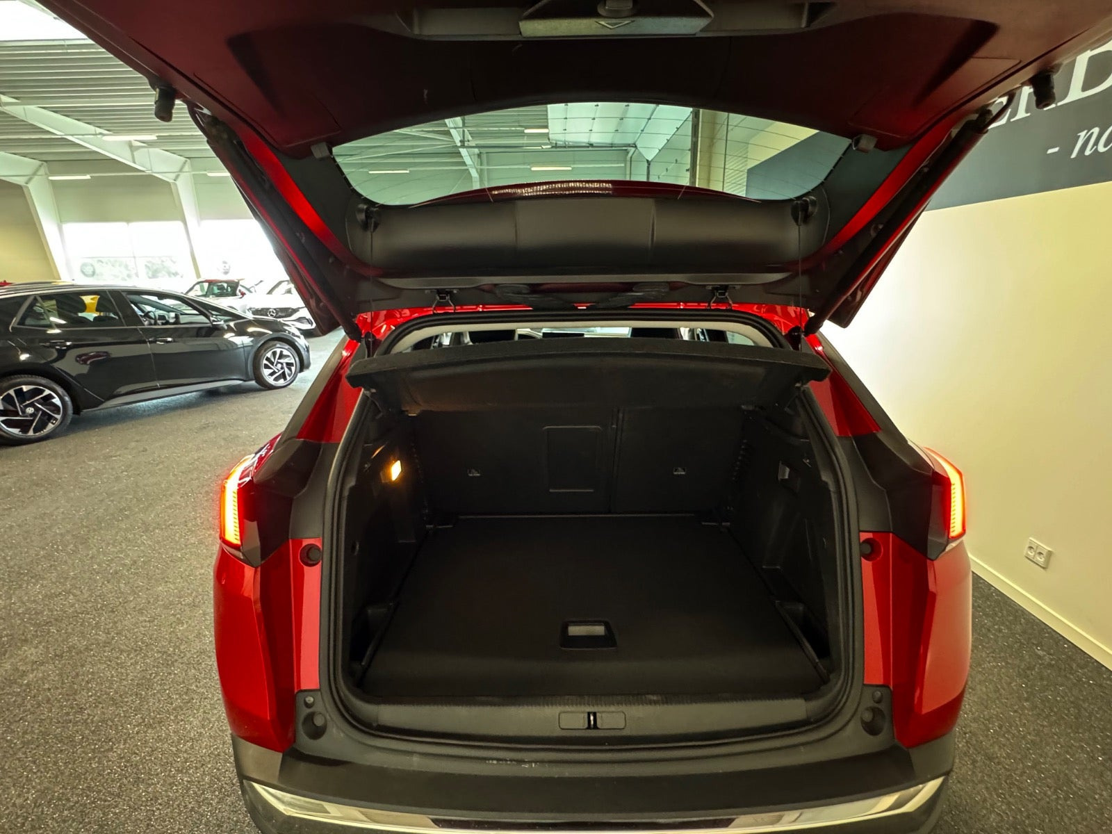 Rød Peugeot 3008 fra 2023