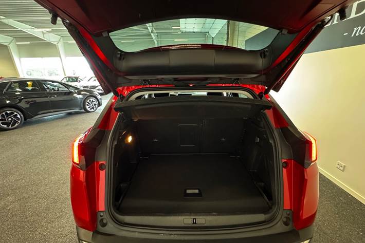 Rød Peugeot 3008 fra 2023