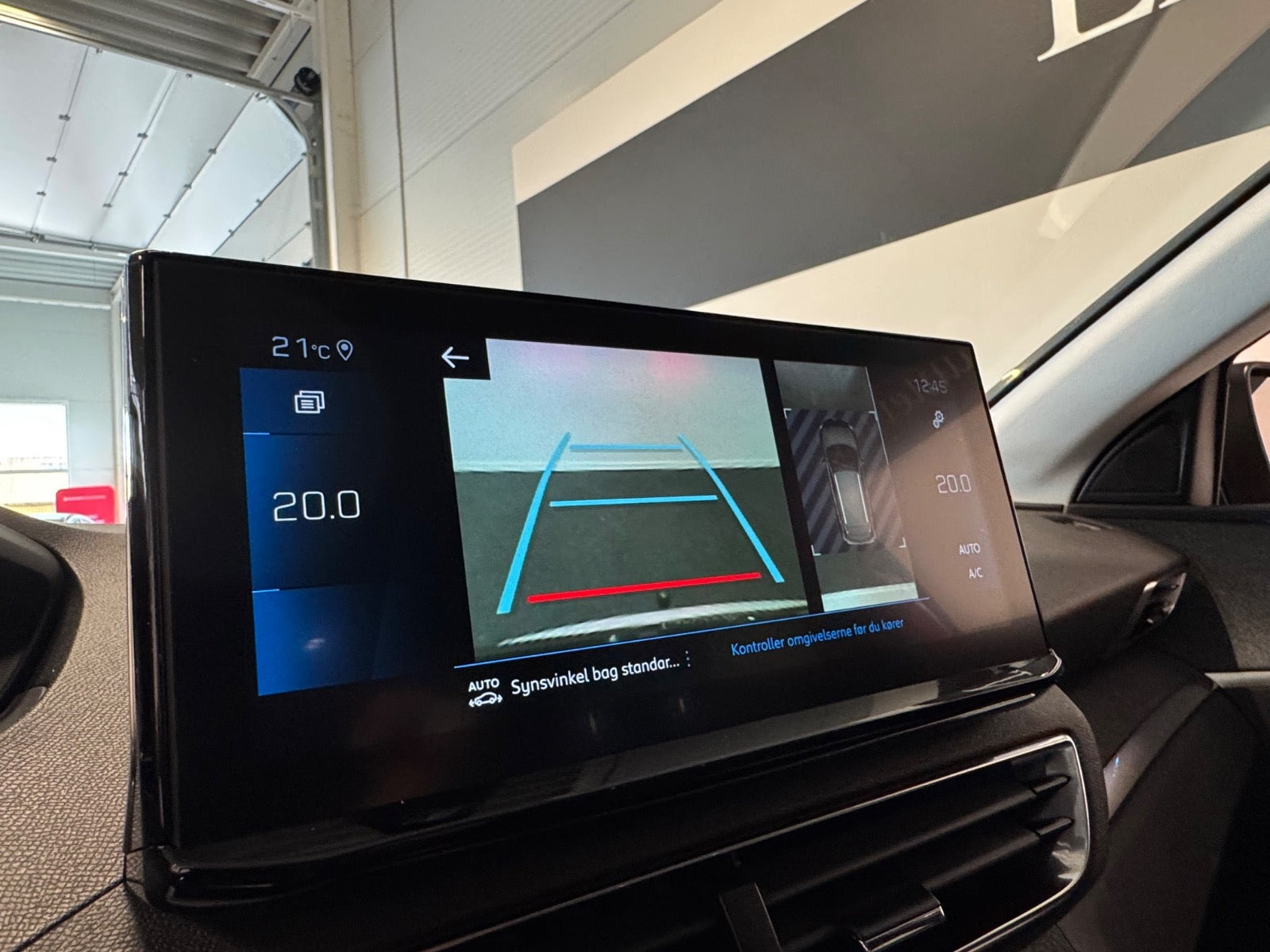 Rød Peugeot 3008 fra 2023