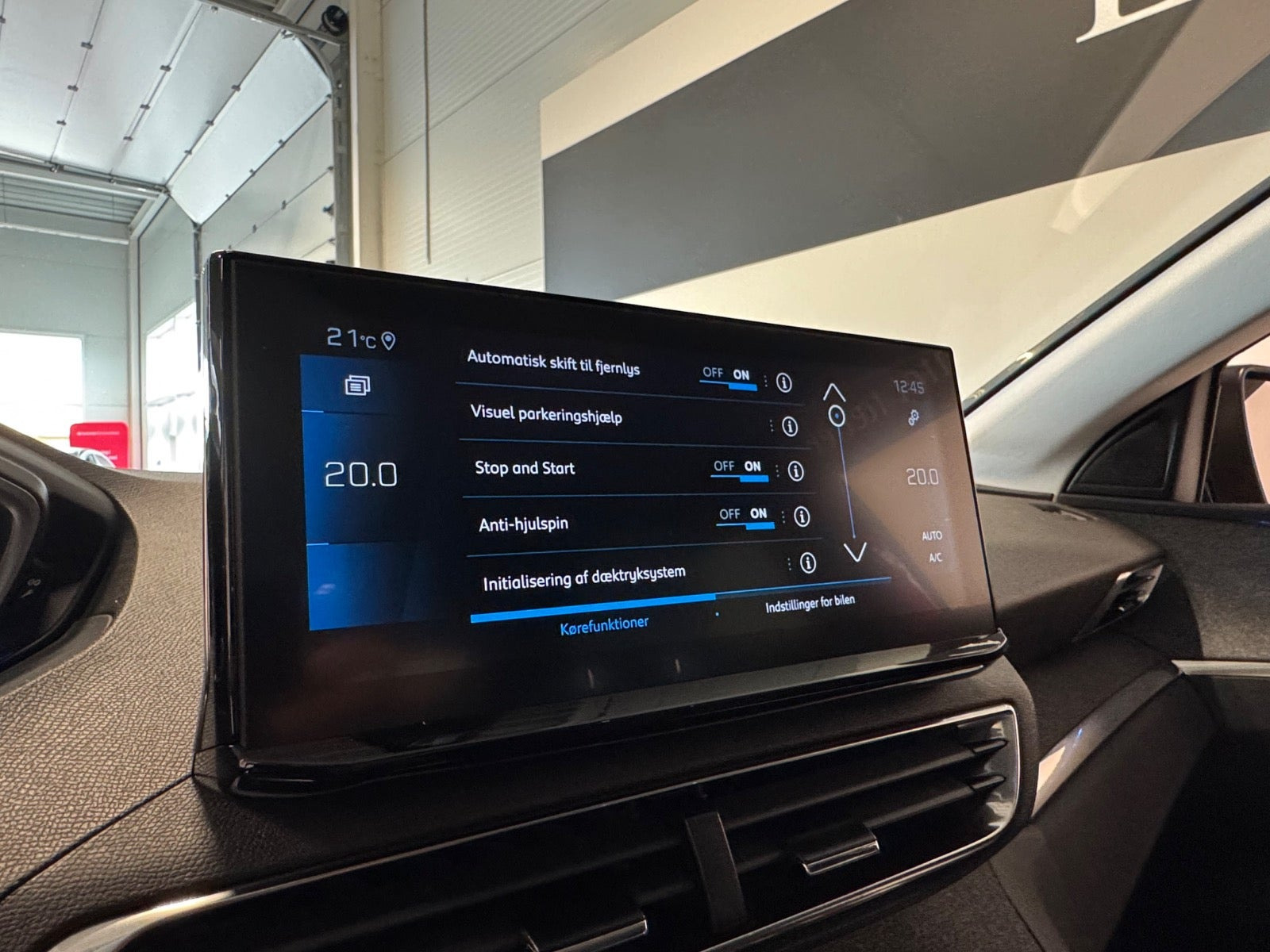 Rød Peugeot 3008 fra 2023