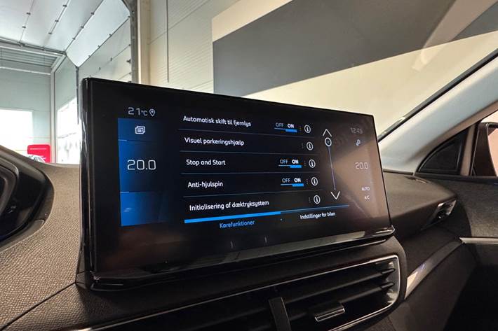 Rød Peugeot 3008 fra 2023