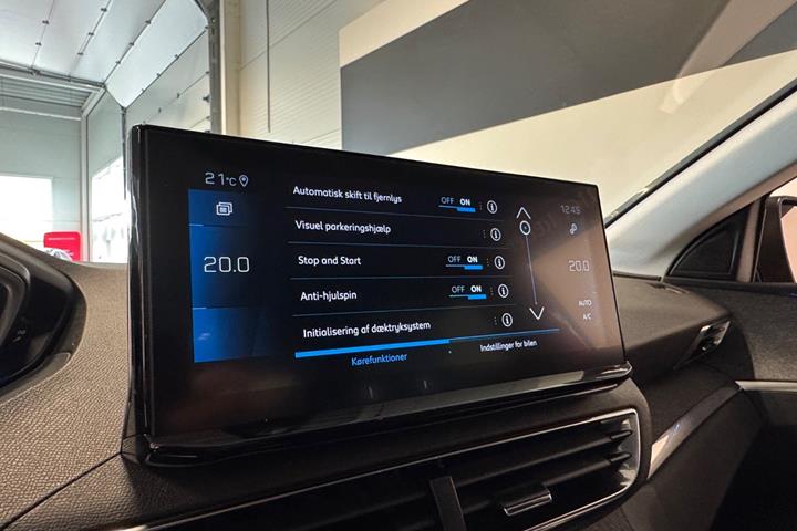 Rød Peugeot 3008 fra 2023