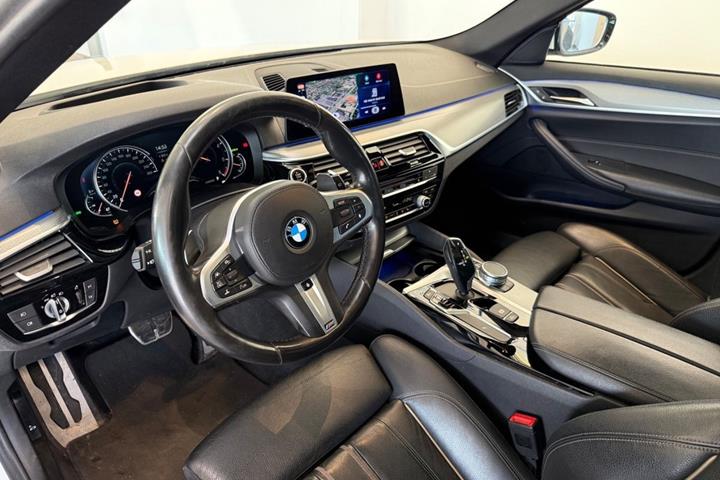 Beige BMW 520d fra 2017