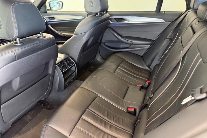 Beige BMW 520d fra 2017