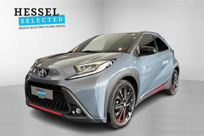 Grå Toyota Aygo X fra 2023 set udefra