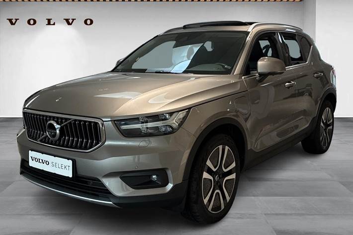 Grå Volvo XC40 fra 2020 set udefra