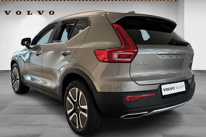 Grå Volvo XC40 fra 2020