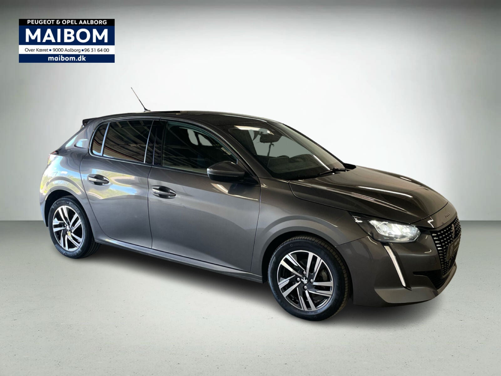 Grå Peugeot 208 fra 2020