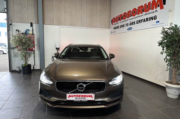 Brun Volvo V90 fra 2017