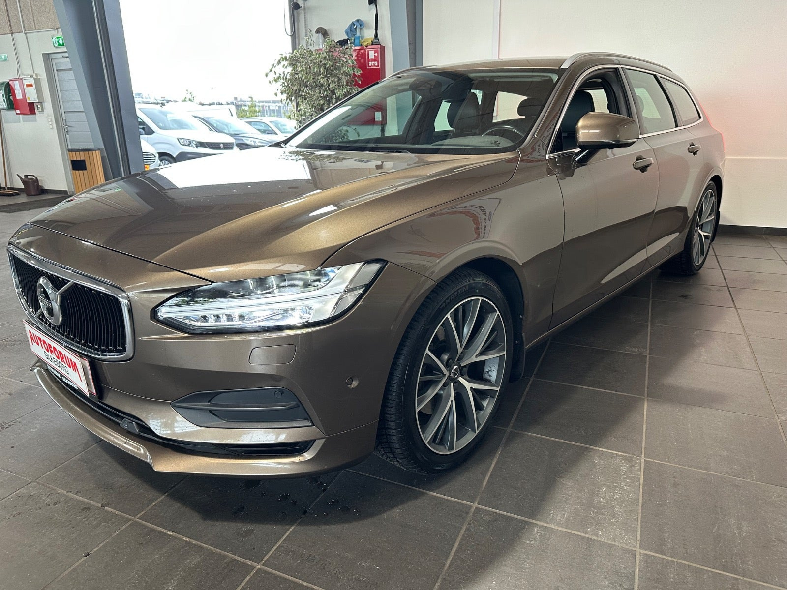 Brun Volvo V90 fra 2017
