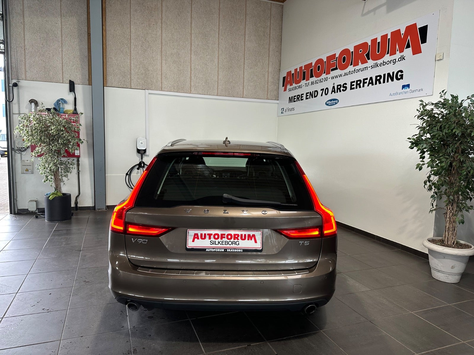 Brun Volvo V90 fra 2017