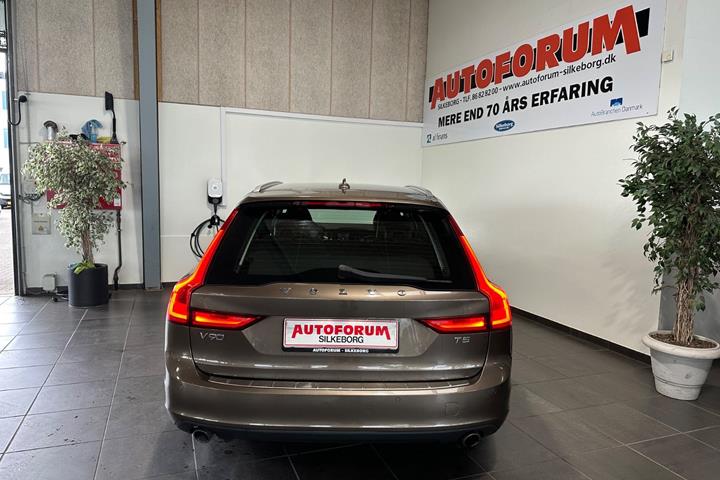 Brun Volvo V90 fra 2017