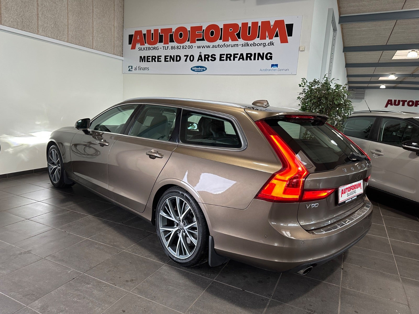 Brun Volvo V90 fra 2017
