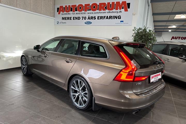 Brun Volvo V90 fra 2017