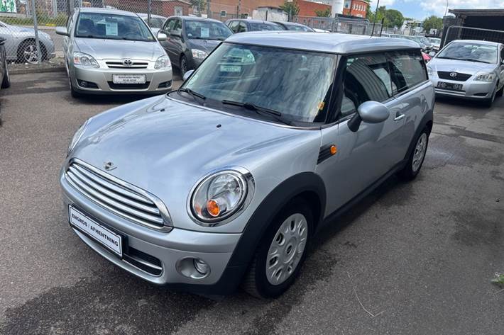 Sølv Mini Clubman Cooper fra 2008 set udefra
