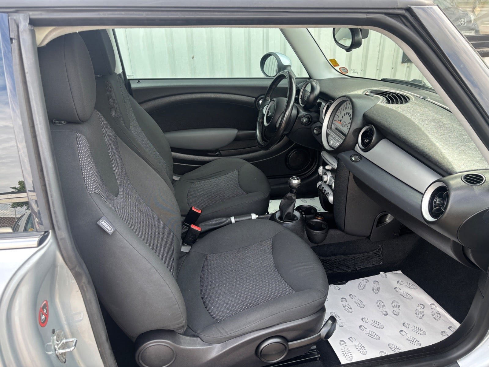Sølv Mini Clubman Cooper fra 2008 set indefra