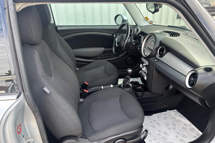 Sølv Mini Clubman Cooper fra 2008 set indefra